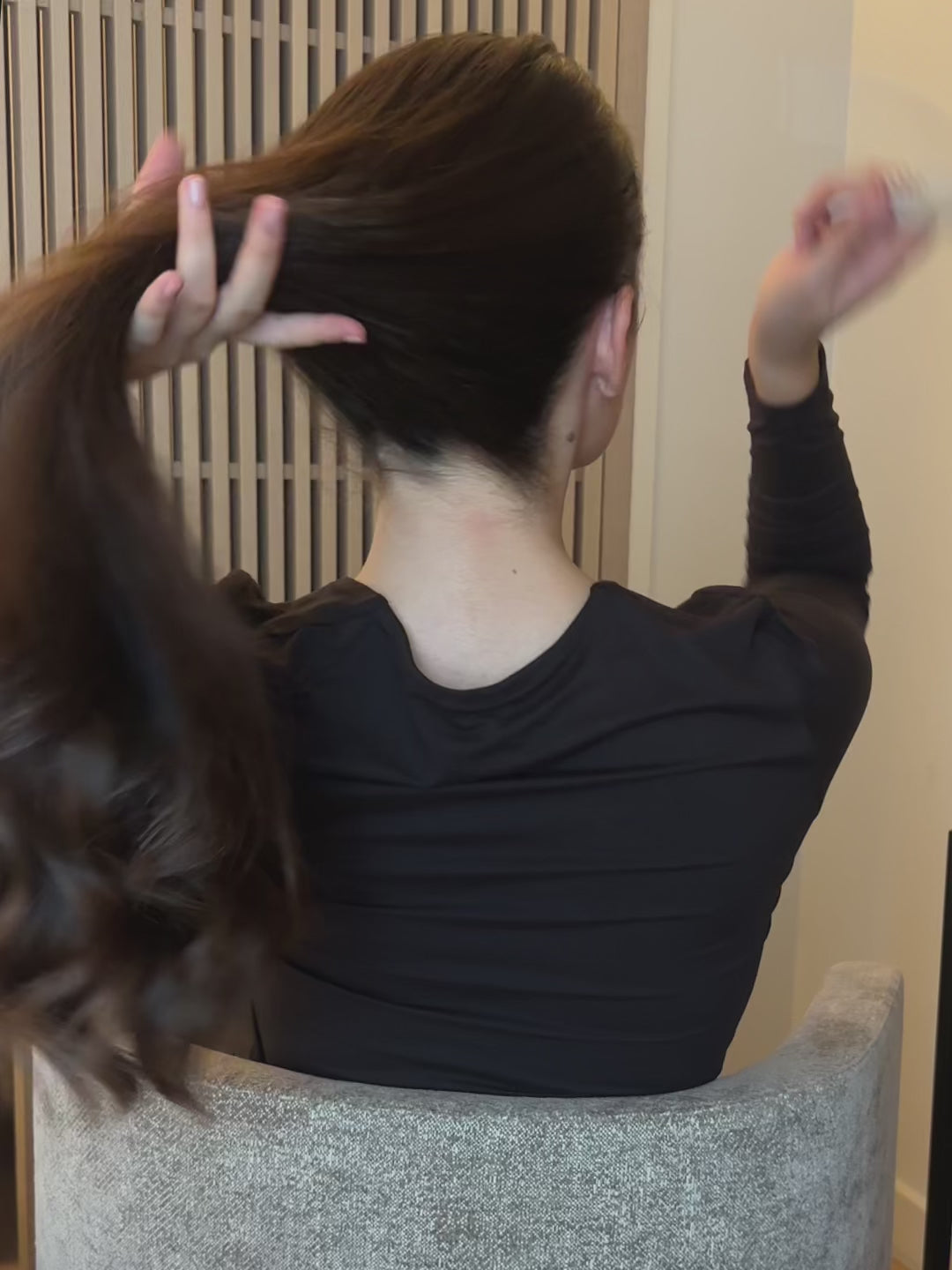 Femme portant une pince banane élégante